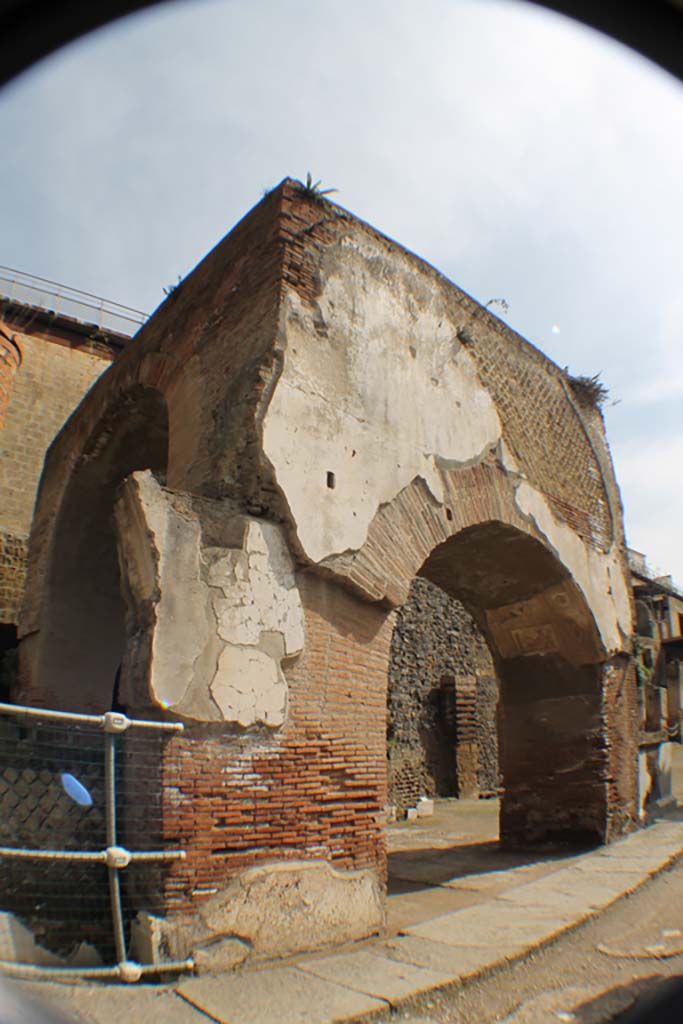 Herculaneum. March 2014. 
South side of four-sided arch at east front side of Augusteum on Decumanus Maximus.
Foto Annette Haug, ERC Grant 681269 DÉCOR.